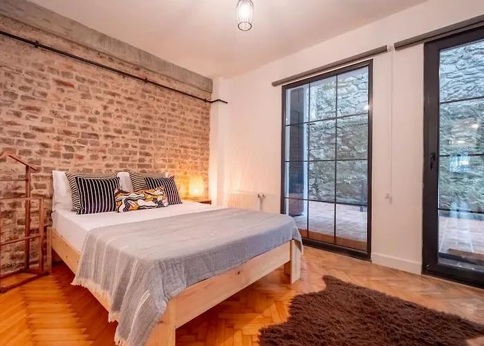 Cosy Apartment With Garden Balcony